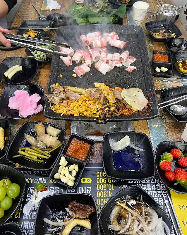 일품대패 삼겹살과 다양한 곁들임