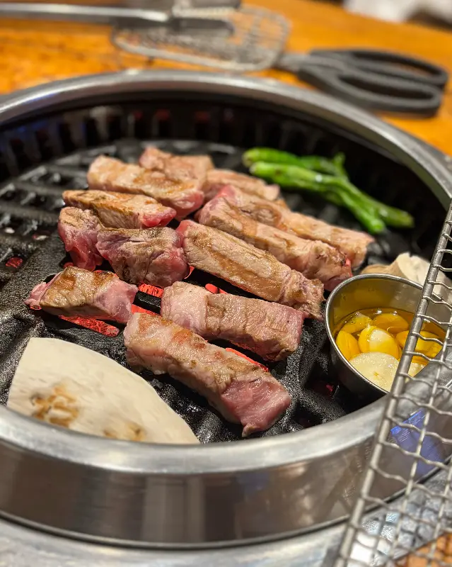 숯불 위에서 익어가는 직각 목살