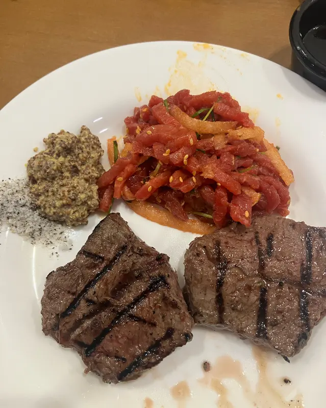 스테이크와 육회