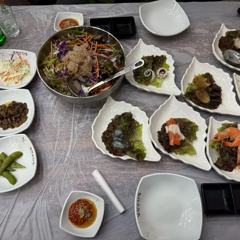 푸짐하게 차려진 한 상 차림