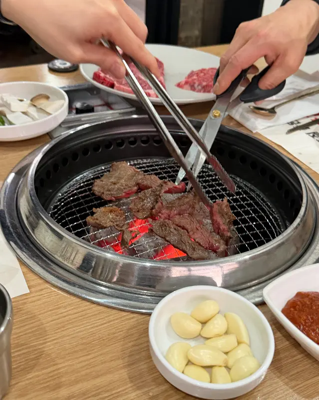 숯불 위에서 맛있게 익어가는 한우