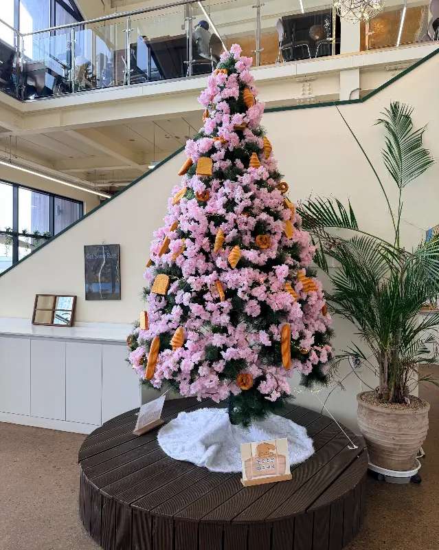 빵으로 장식된 크리스마스 트리