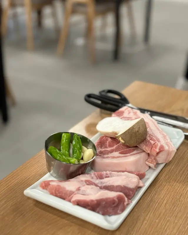 해월목의 고기 한 상