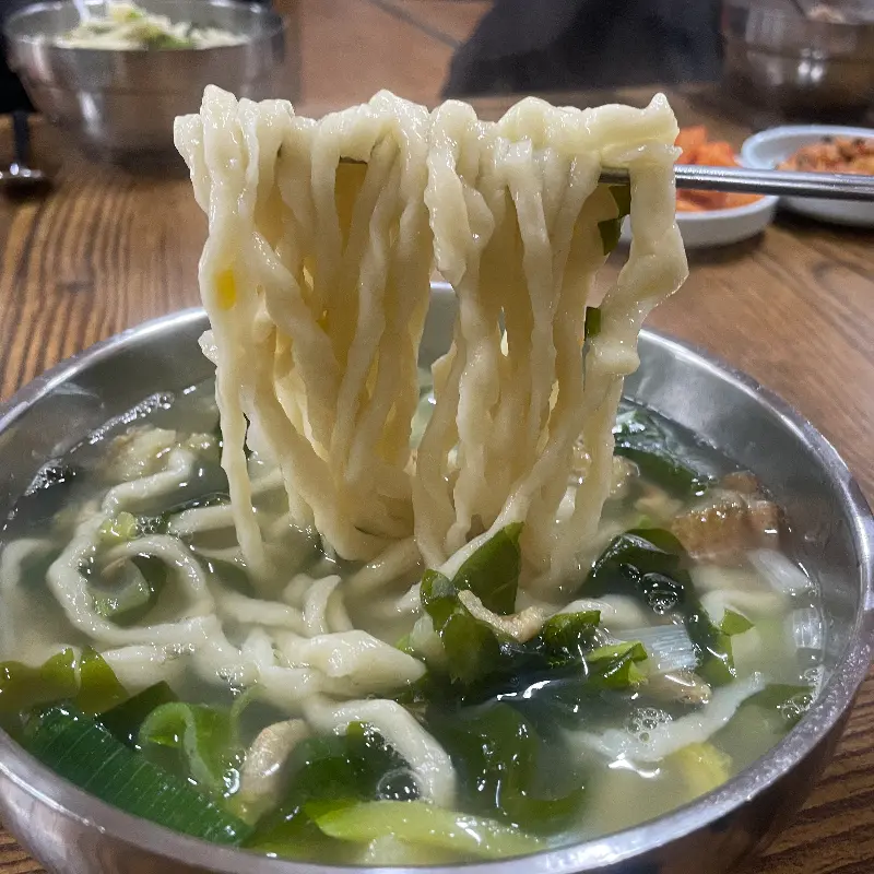 손으로 직접 반죽한 쫄깃한 면발의 칼국수