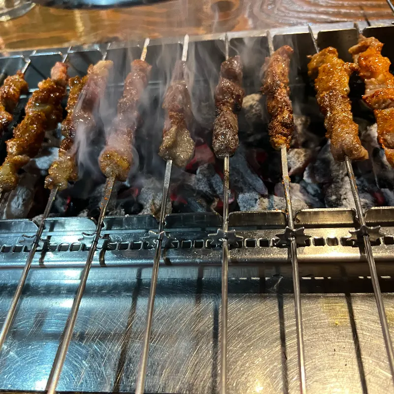 연기를 내뿜으며 익어가는 양꼬치