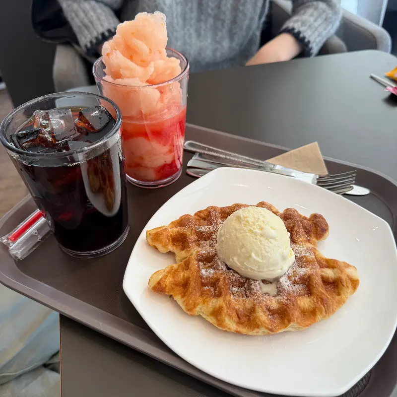 아이스 아메리카노와 아이스크림 크로플