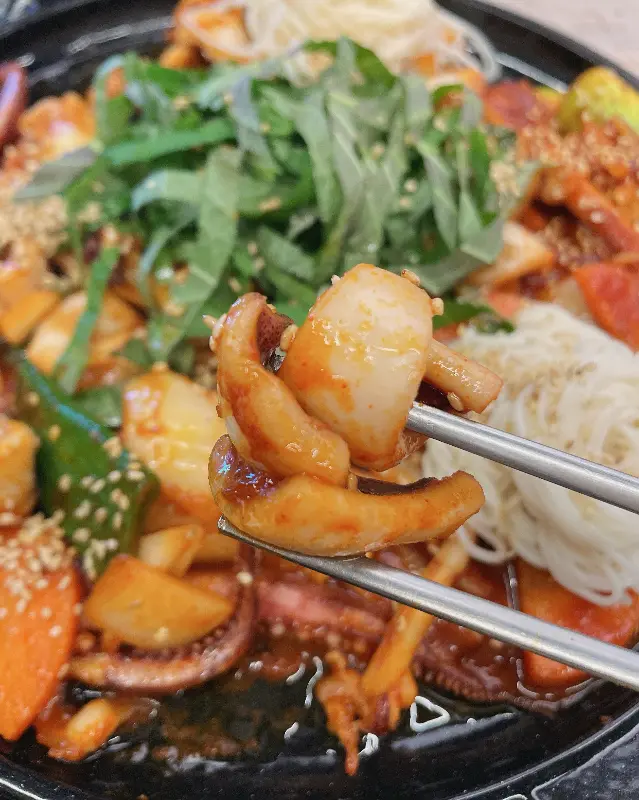 매콤한 쭈꾸미 볶음과 소면의 조화