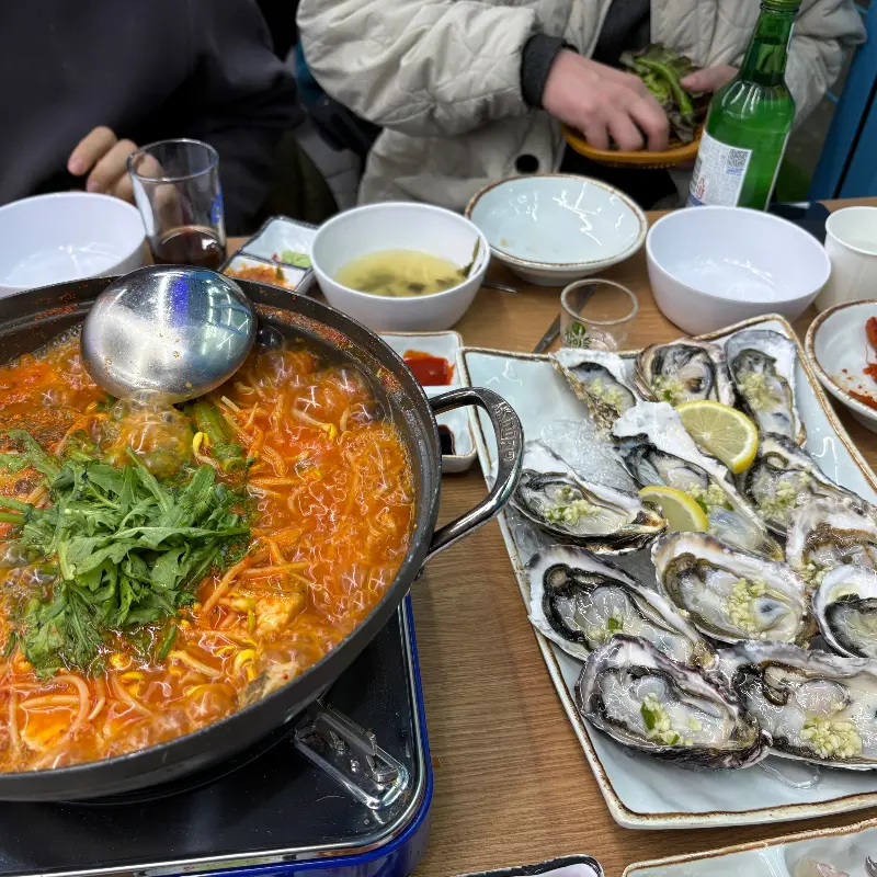 제철을 맞은 신선한 석화와 매운탕