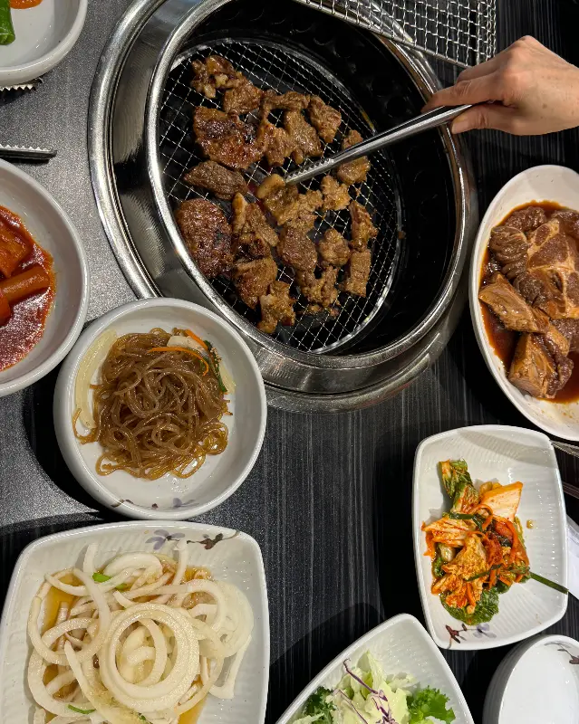 숯불 위에 구워지는 갈비