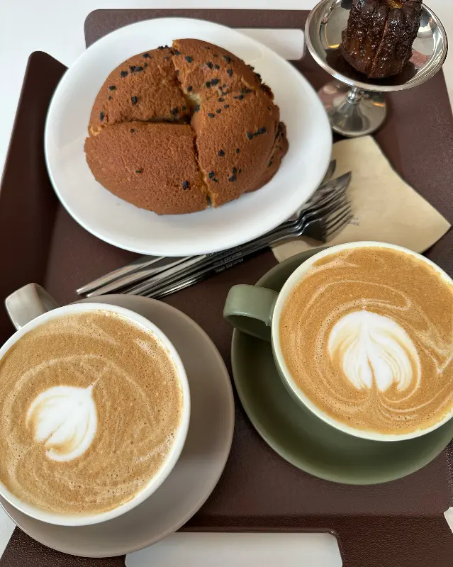 소금빵과 까눌레, 라떼가 함께 놓인 모습