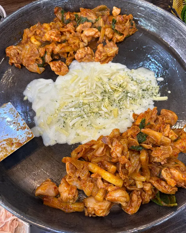 닭갈비와 환상적인 조합을 자랑하는 치즈