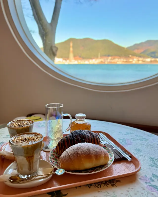 나나의 주전자 대표 메뉴, 통영할매크림라떼와 소금빵