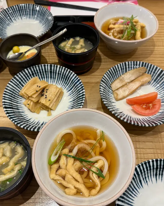 정갈한 곁들임 반찬들이 입맛을 돋우는 상무초밥 구로디지털점