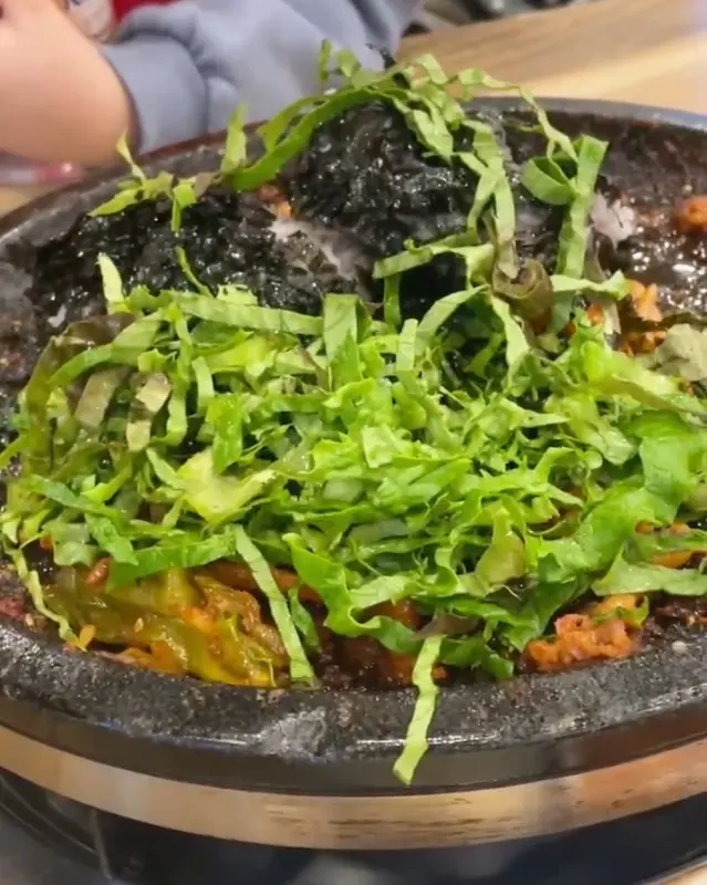 볶음밥 위에 듬뿍 올려진 채소들