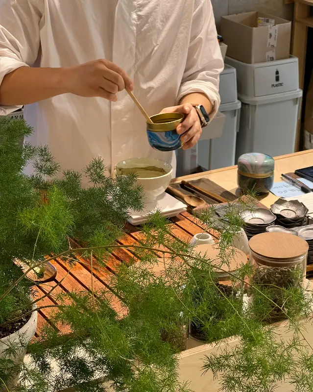 정성스럽게 차를 준비하는 모습