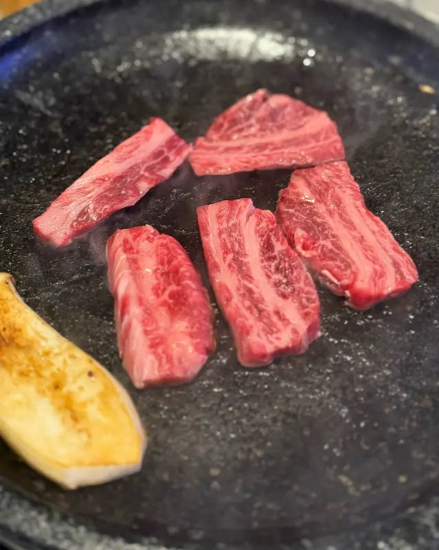 불판 위에서 맛있게 구워지고 있는 갈비살