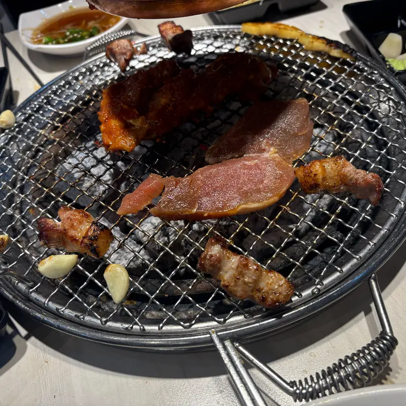 숯불 위에서 맛있게 익어가는 돼지갈비