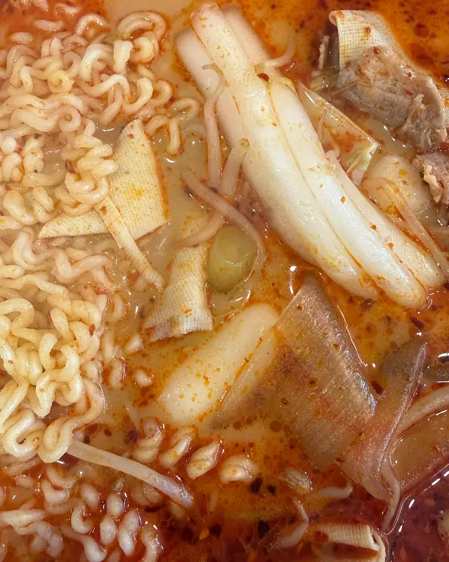 마라탕에 들어간 면과 건두부 클로즈업 사진