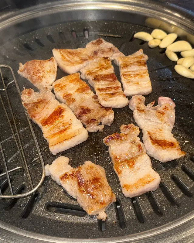 불판 위에서 노릇하게 익어가는 생고기