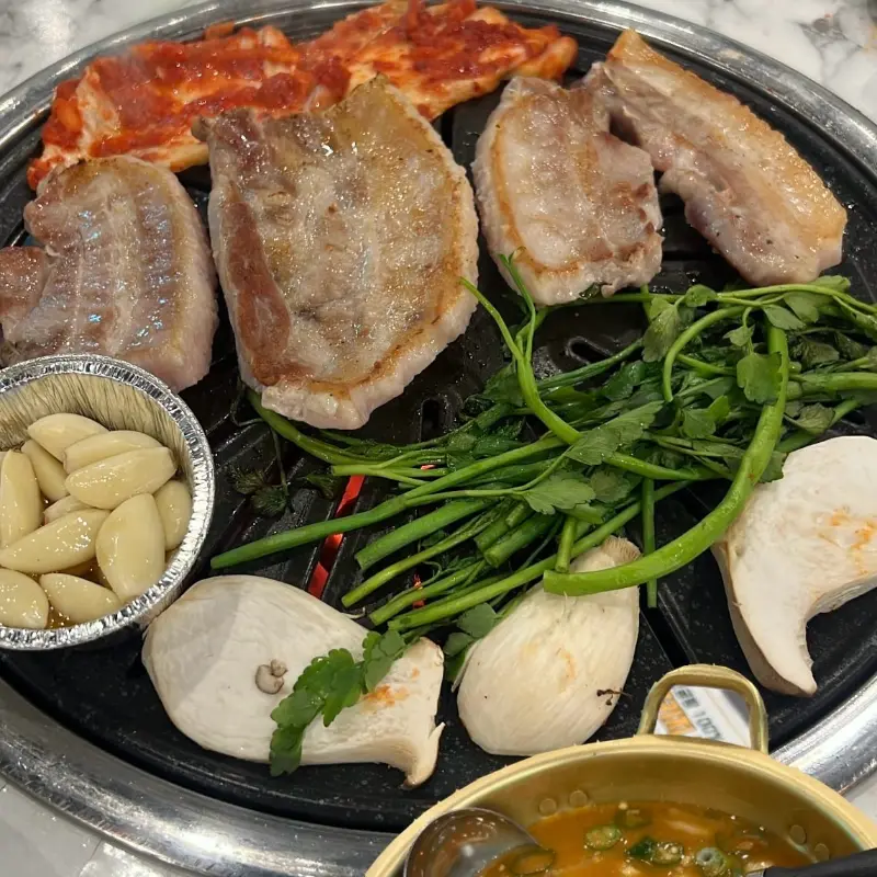 불판 위 삼겹살과 버섯, 마늘의 조화