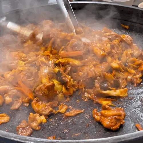 닭갈비가 익어가는 모습