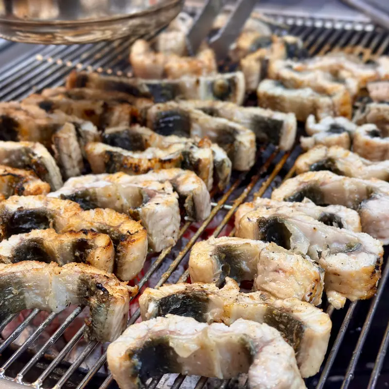 숯불 위에서 구워지는 장어