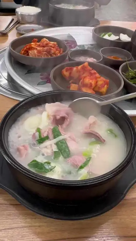 돼지국밥에 밥을 말아서 한 입 가득