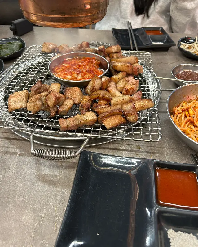 고기와 김치가 구워지는 모습