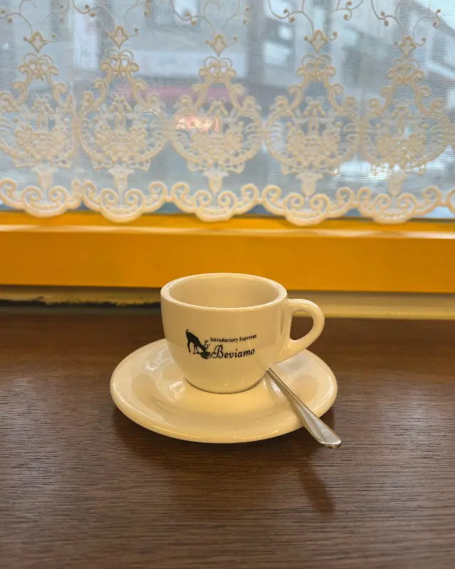 창가 좌석에 놓인 에스프레소