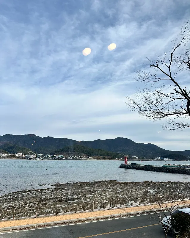 통영 바다를 바라보며 즐기는 커피와 빵