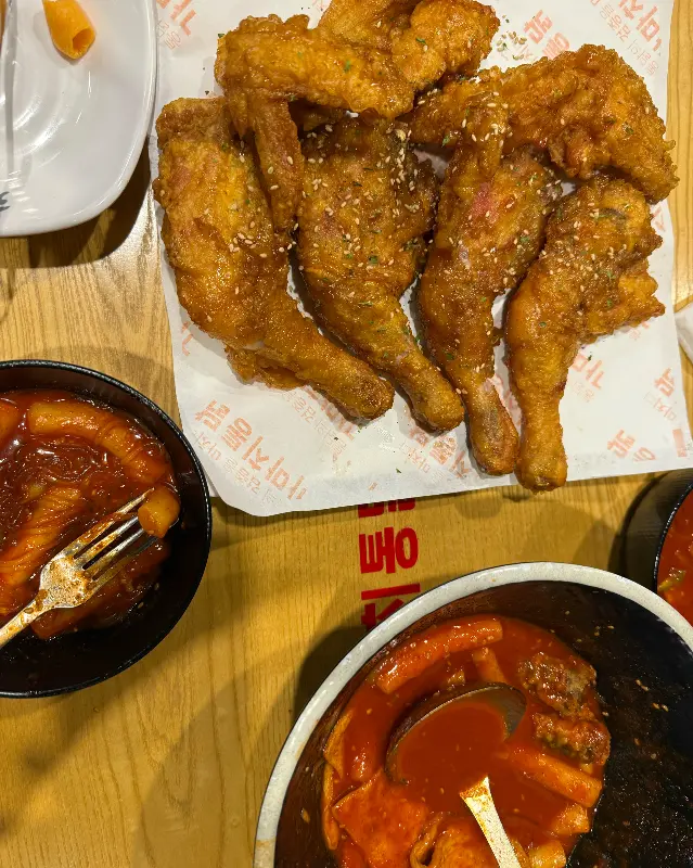 통닭과 떡볶이의 환상적인 조합