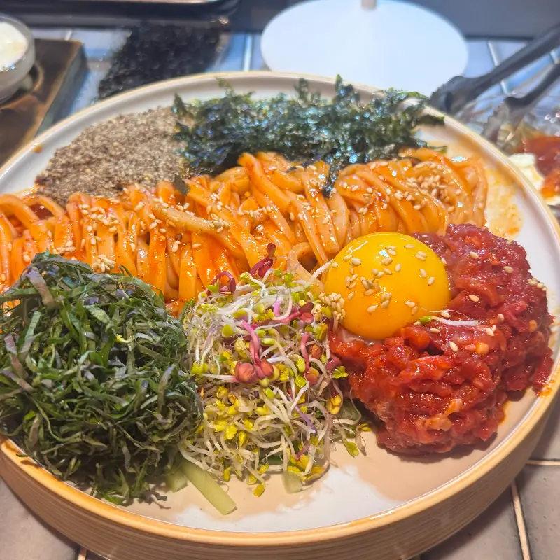 육회 칼빔면