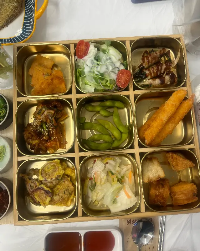 9가지 다채로운 스끼다시가 담긴 나무 상자