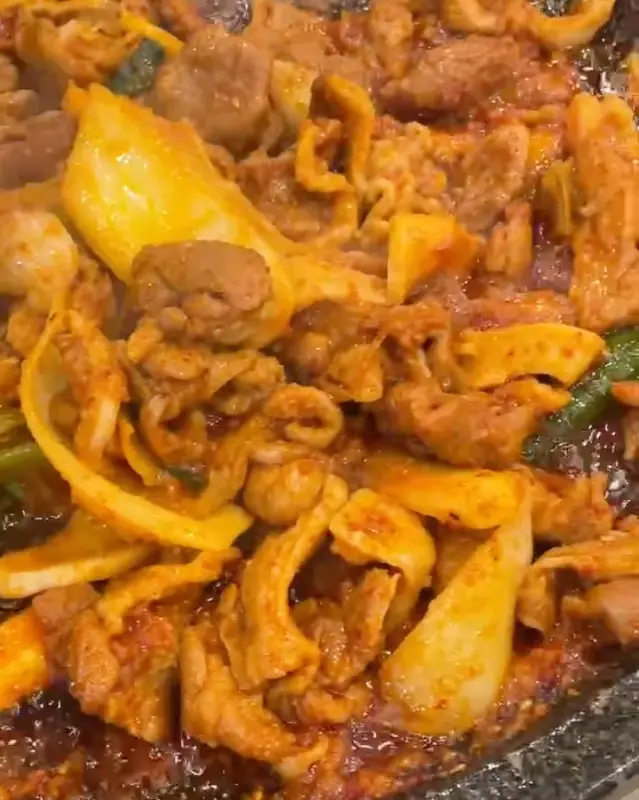 잘 익은 오리 주물럭의 클로즈업