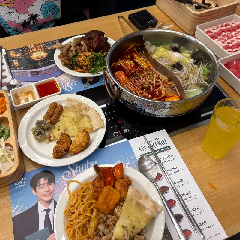샤브샤브와 샐러드바 음식