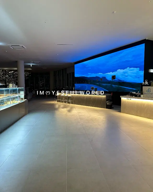 AIRPORT327의 대형 스크린