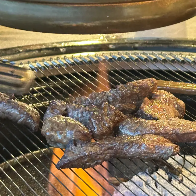 숯불 위에 익어가는 갈비살
