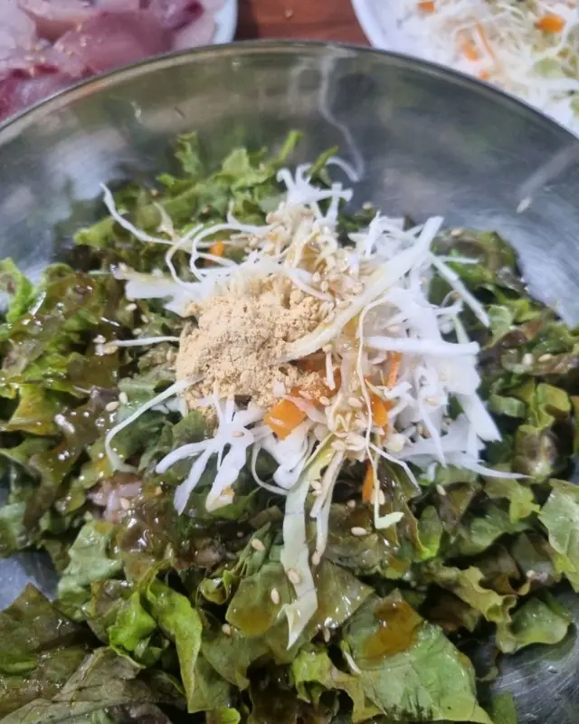 야채밥에 회를 듬뿍 넣어 만든 회덮밥