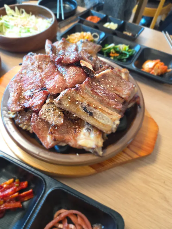 숯불돼지갈비 한 상 차림