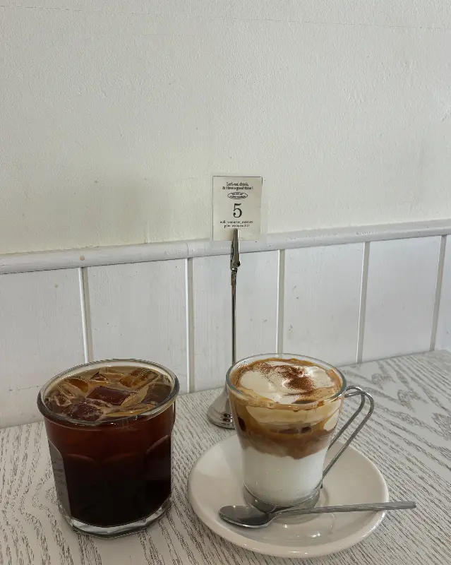 아이스 아메리카노와 바닐라 크림이 올라간 라떼