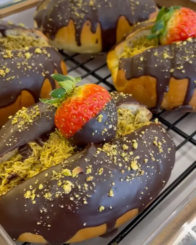 달콤한 초콜릿과 딸기가 얹어진 빵