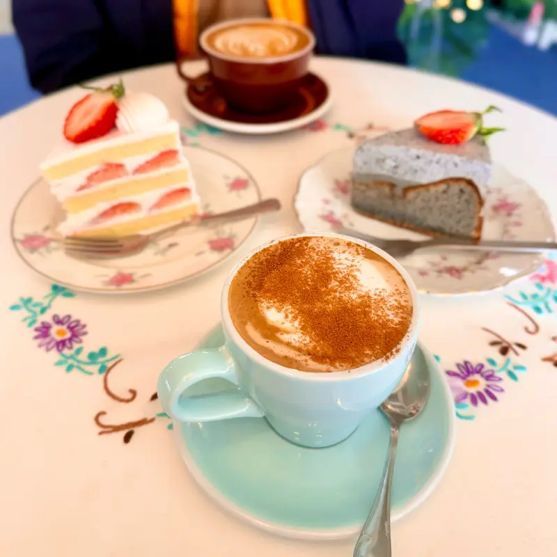 딸기 생크림 케이크와 흑임자 갸또, 시나몬 슈가 라떼