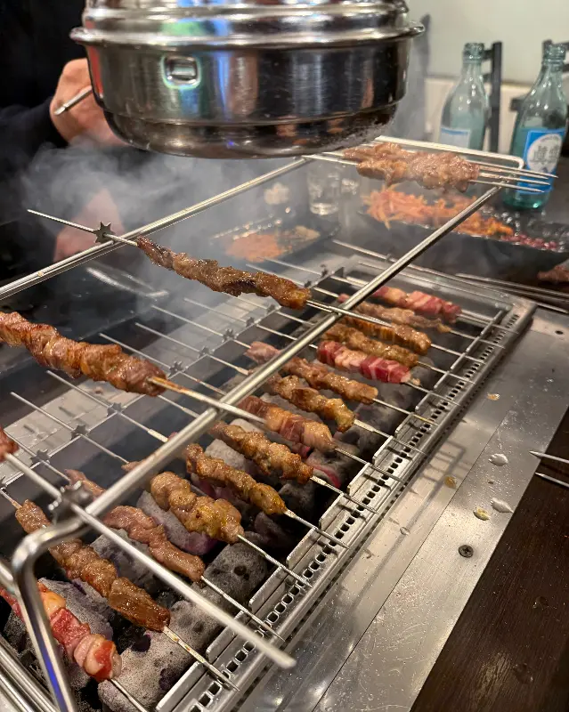 숯불 위에서 맛있게 익어가는 양꼬치