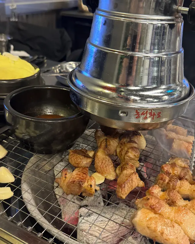 숯불 위에서 맛있게 익어가는 고기