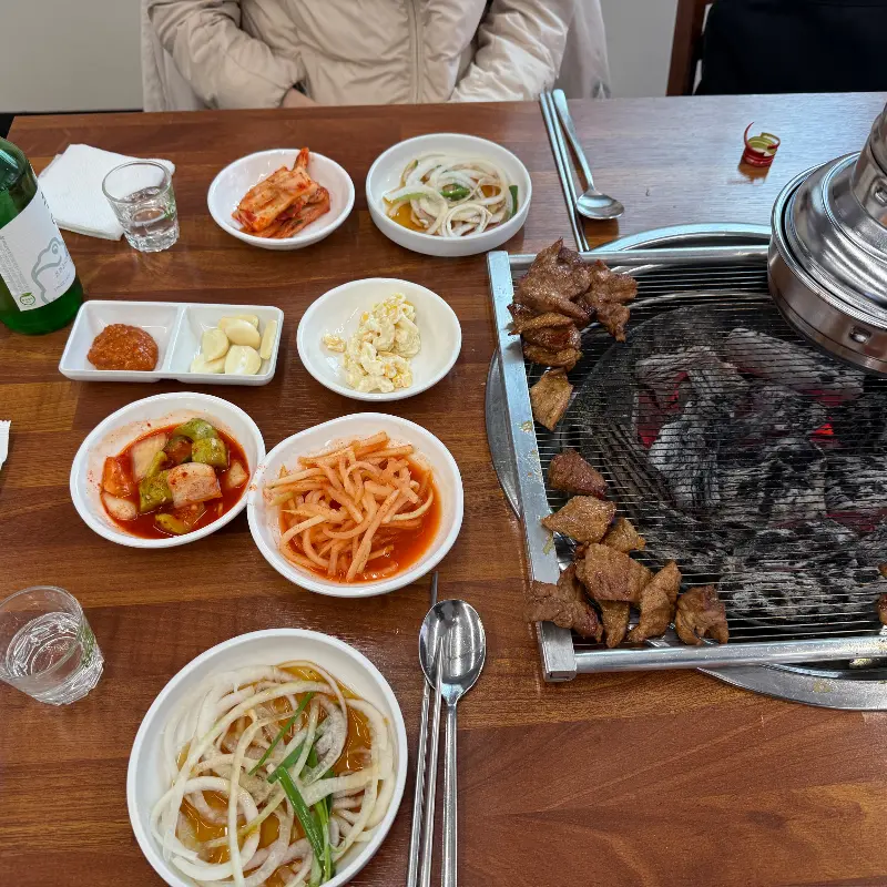 한상 가득 차려진 갈비와 밑반찬