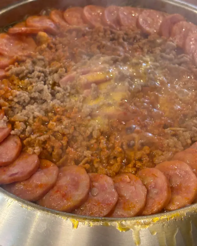 김이 모락모락 나는 부대찌개