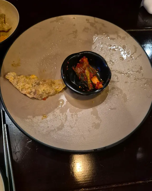 접시에 남은 음식과 반찬