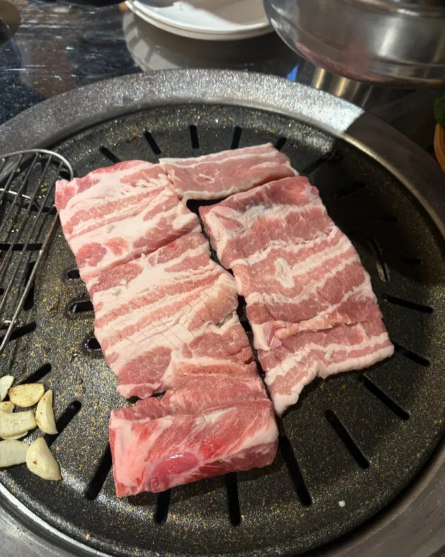 불판 가득 올려진 돼지 생갈비