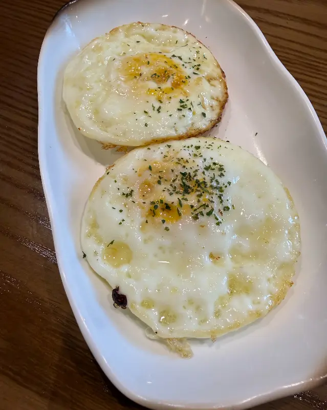 계란 후라이 두 개가 담긴 접시