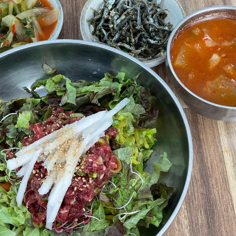 육회비빔밥과 밑반찬